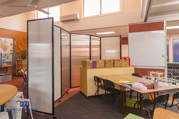 360 Acoustic Portable Room Divider in Polycarbonate in a classroom - Portable Partitions